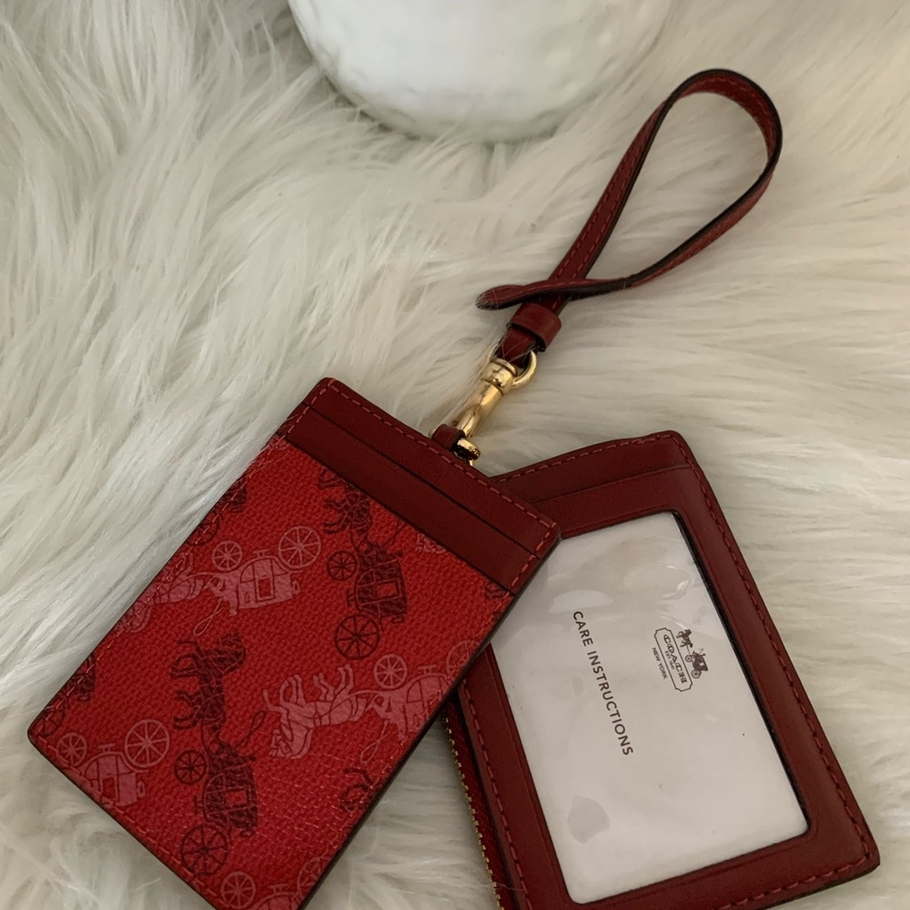 COACH Red Lanyard Card
Case Set with Horse & Carriage Print